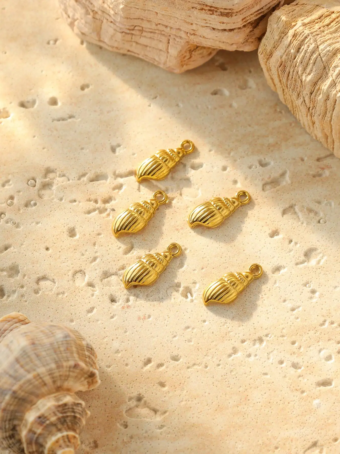 5-Piece Set of Gold Stainless Steel Conch Pendants – DIY Beach-Vacation Style Jewelry Accessories for Women's Jewelry Making
