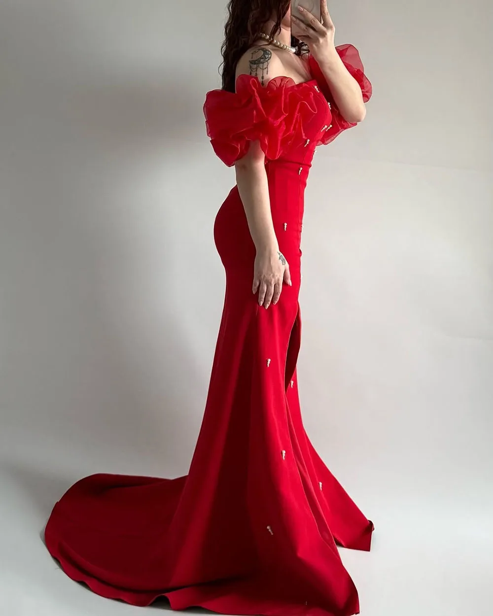 Msikoods ที่กําหนดเองสีแดงชุดสําเร็จการศึกษา Puffy Sleeve ปิดไหล่ Elegant Slit พรหมชุดลูกปัด Mermaid ชุดราตรีอย่างเป็นทางการ