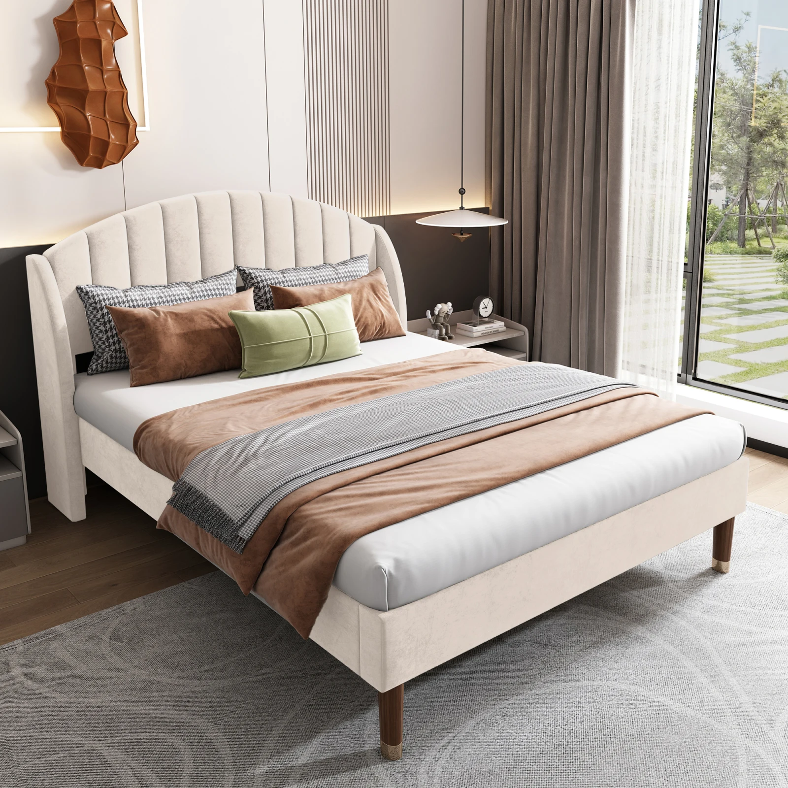 Letto moderno rivestito in velluto, letto matrimoniale con testiera leggermente più spessa, struttura robusta con supporto a doghe in legno, colore beige.