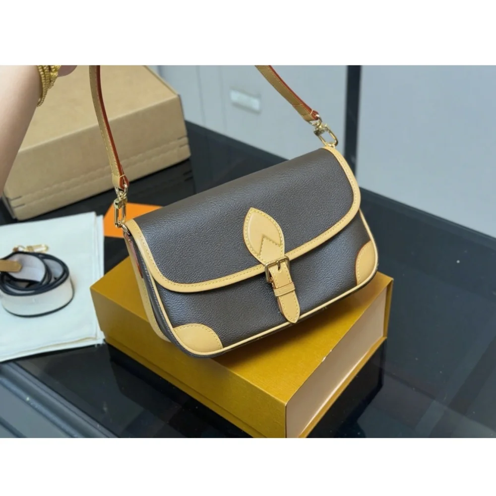 

2025 New SIZE: 25X16 CM Fashionable Versatile bags leather cherry Portable can be carried on the shoulder no boxes