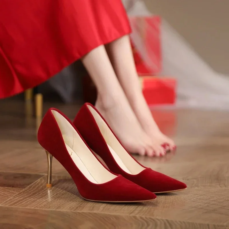 2025 escarpins de base pour femmes chaussures habillées hautes à talons dorés troupeau rouge bateau bout pointu sans lacet