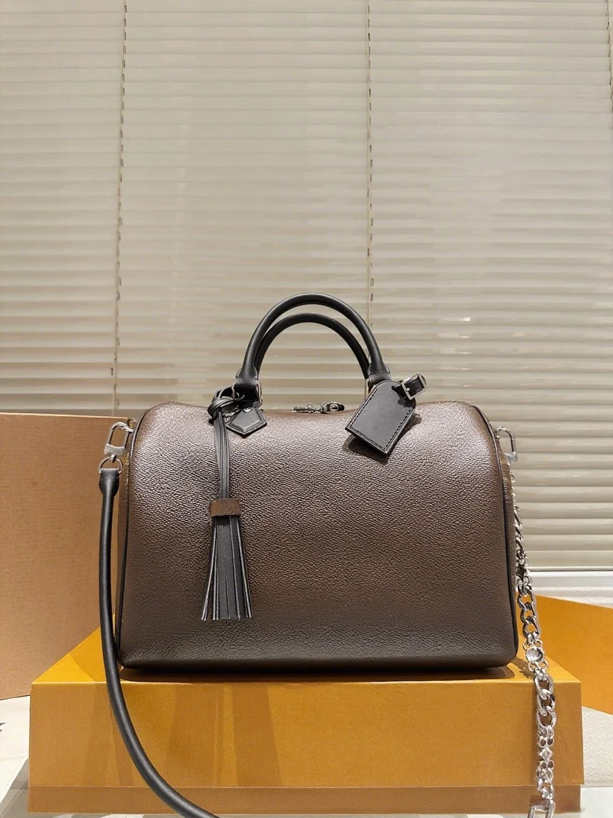 

2025 New SIZE: 30 CM Fashionable Versatile bags leather cherry Portable can be carried on the shoulder no boxes