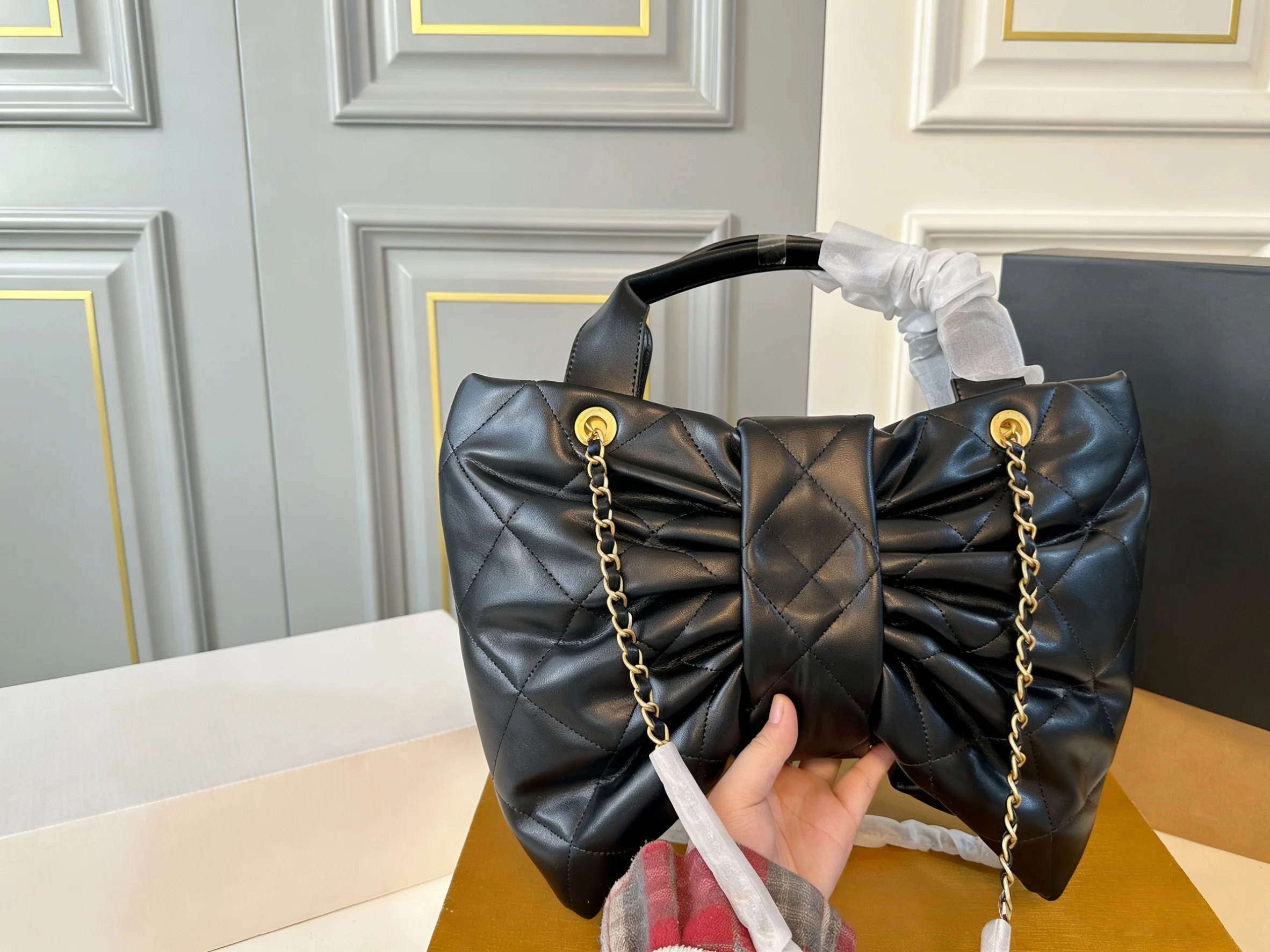 

2025 New SIZE: 35X28 CM Fashionable Versatile bags leather Portable Shoulder strap Hand-held no boxes