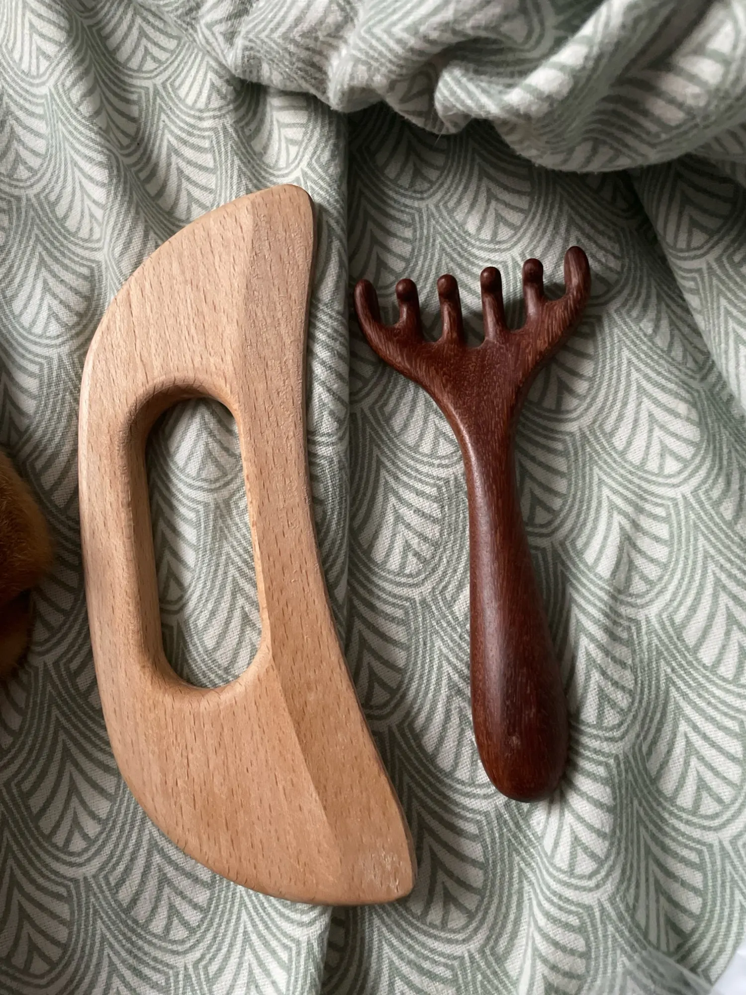 Natural Golden Sandalwood Five-Claw Scalp Massager Gua Sha Tool Back Scratcher Spa Handheld Meridian Massage Comb Hair Care photo review