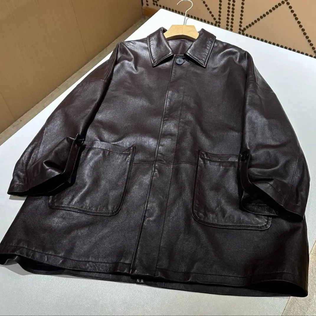 Herbstlicher, lässiger, lockerer Damenmantel aus echtem Leder