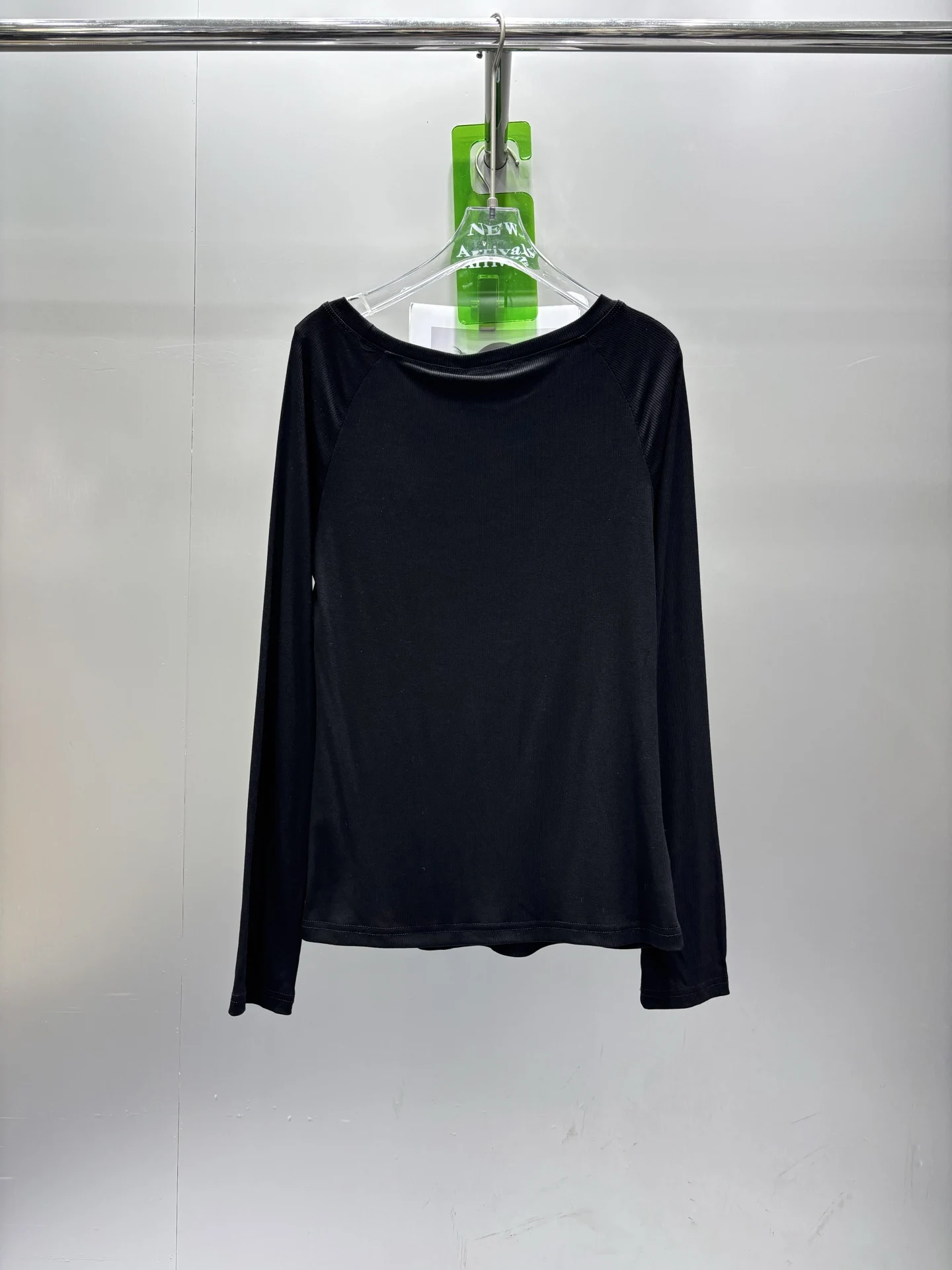 

2025 зимний новый модный топ с вышивкой на груди и круглым воротником с длинными рукавами