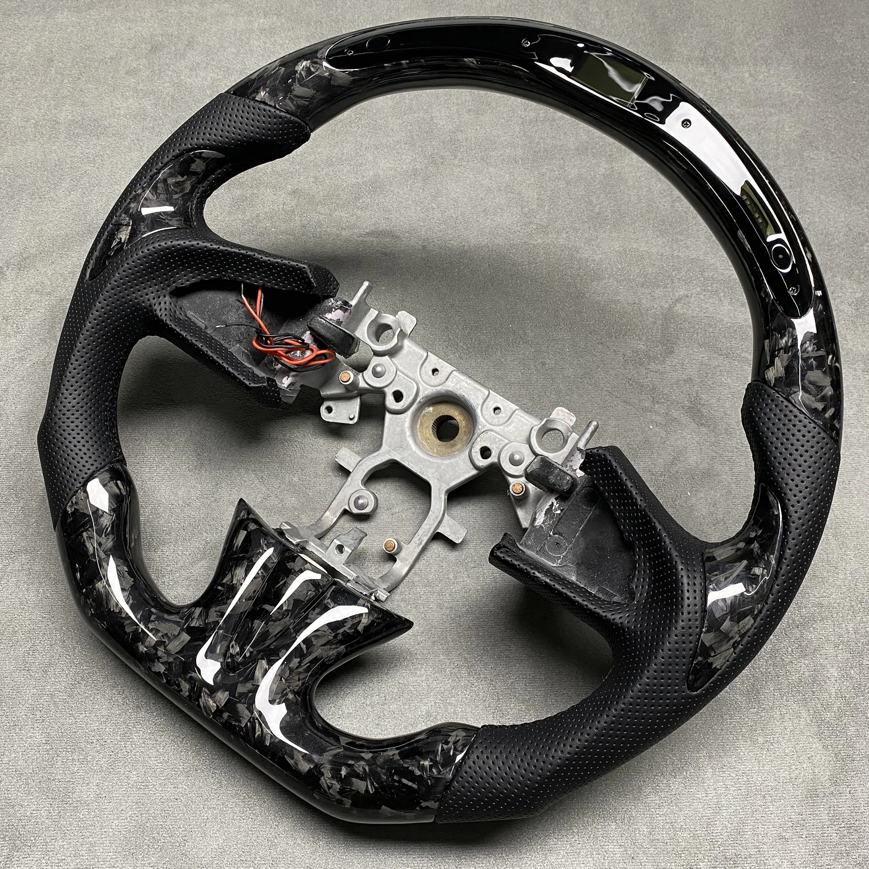 Customized carbon fiber car steering wheel for G35 G37 G37s Q50 Q60 QX30 QX50 QX60 upgraded sports steering