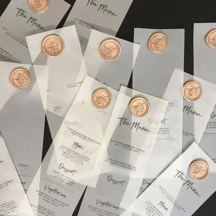 Niestandardowe menu obiadowe Papier welinowy Spersonalizowana luksusowa tabliczka na stół Przyjęcie weselne Drukuj Nazwa Miejsce Dekoracja wieczoru dla nowożeńców — zdjęcie 2