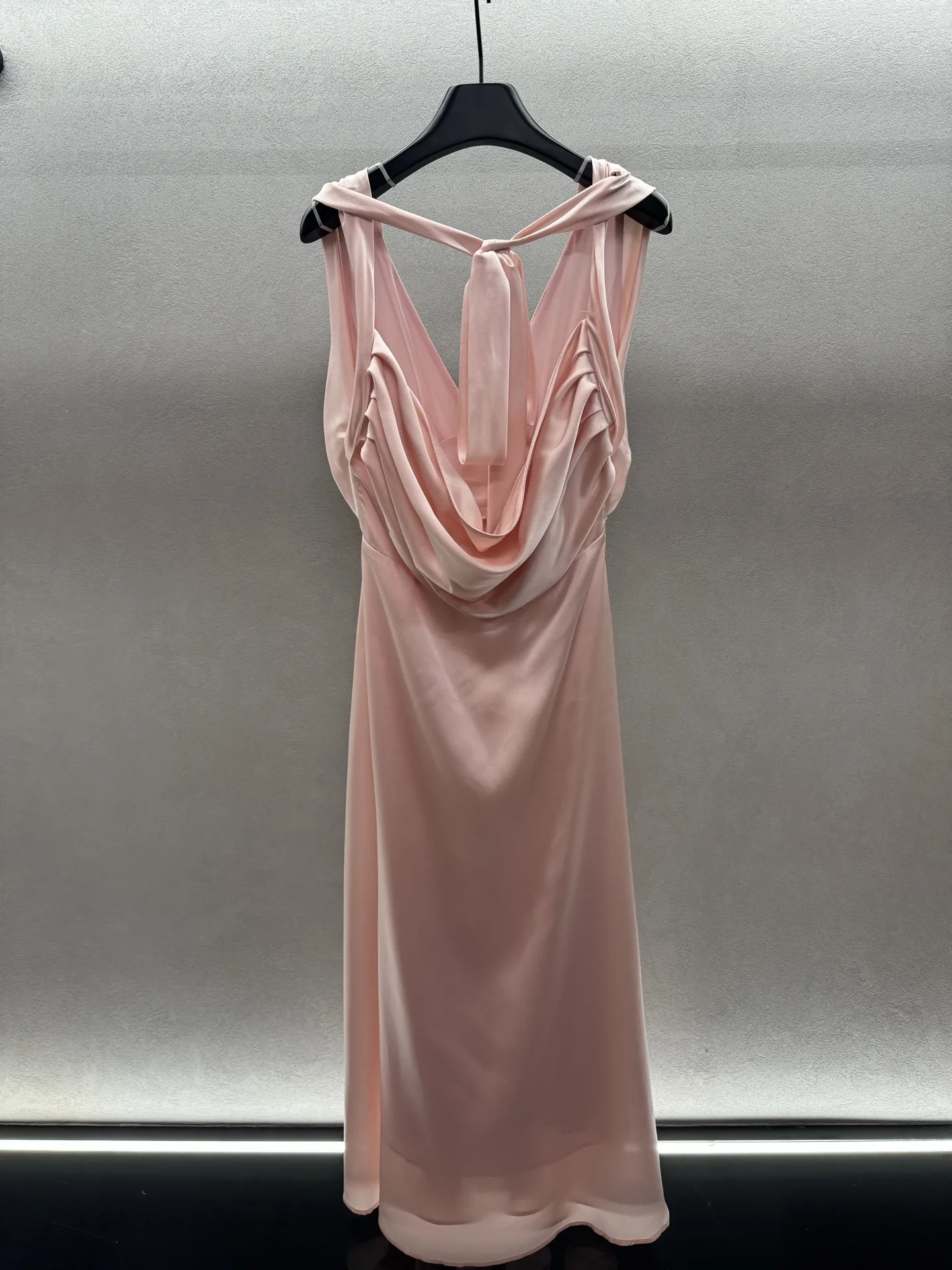 

A Deep V-neck French Dress For Ladies' Evening Gowns