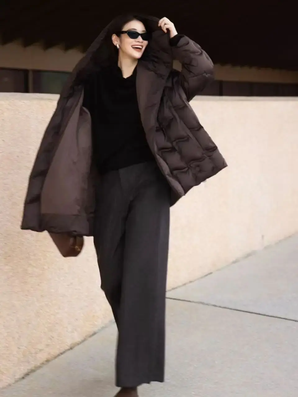 Elegante, minimal hochwertige Daunenjacke mit schrägen Knöpfen und Kapuze