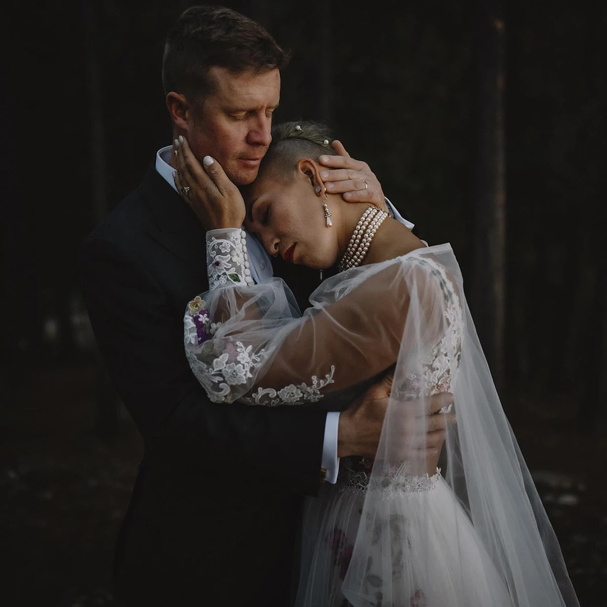 Robe de Mariée en Dentelle Florale Personnalisée avec Cape en Tulle, Manches sulfBouffantes, Col en V Plongeant, Ligne A, Fleurs Colorées, Patients Boho, Quelle que soit