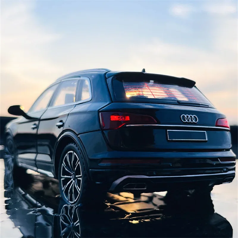 1:24 AUDI Q5 SUV Alloy Car Model Diecasts Metal Toy Vehicles Car Model High Simulation Sound Light Collection Childrens Toy Gift — 2
