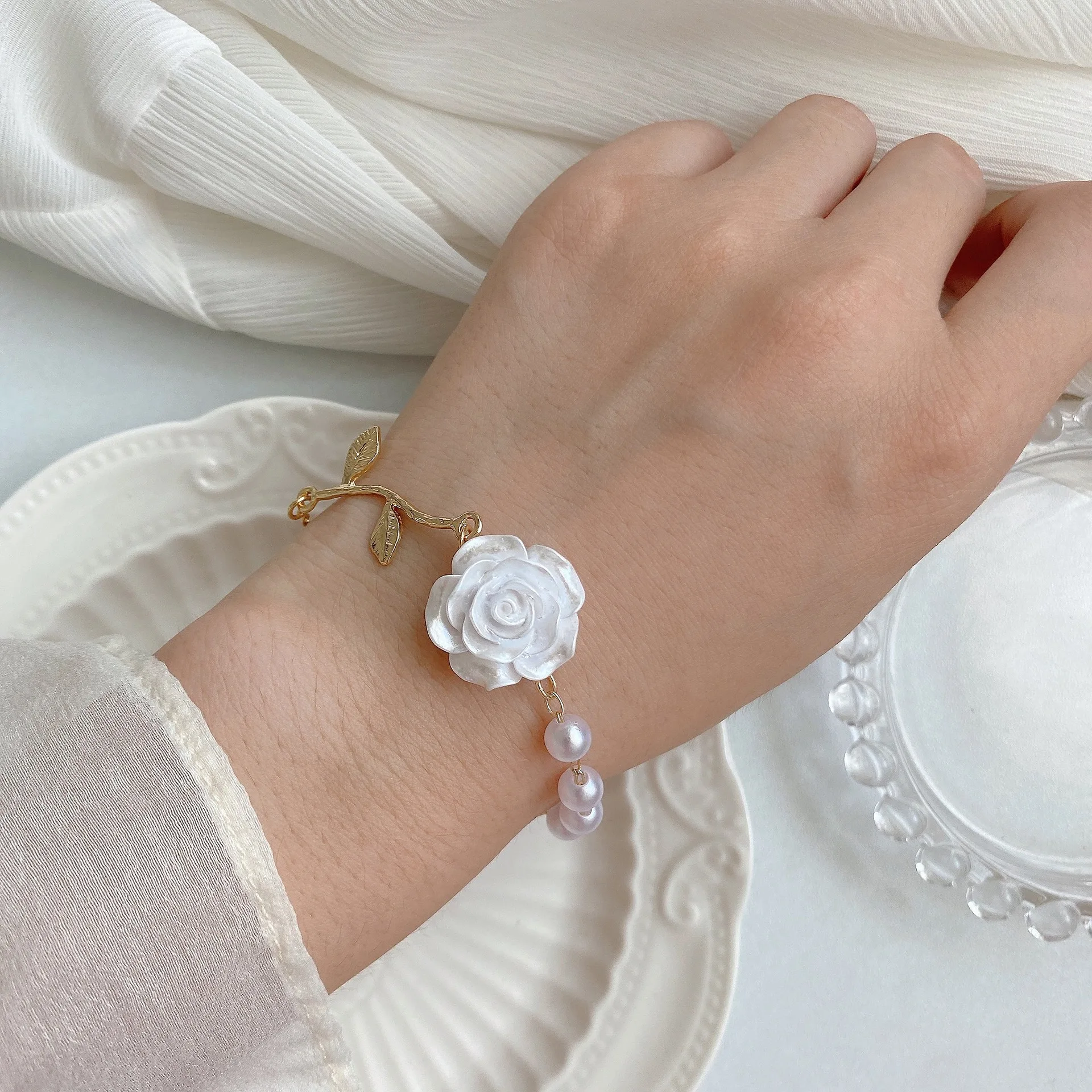 Fashion cute rose flower bracelet white pearl flower leaf retro lady temperament flower sweet and high quality birthday gift