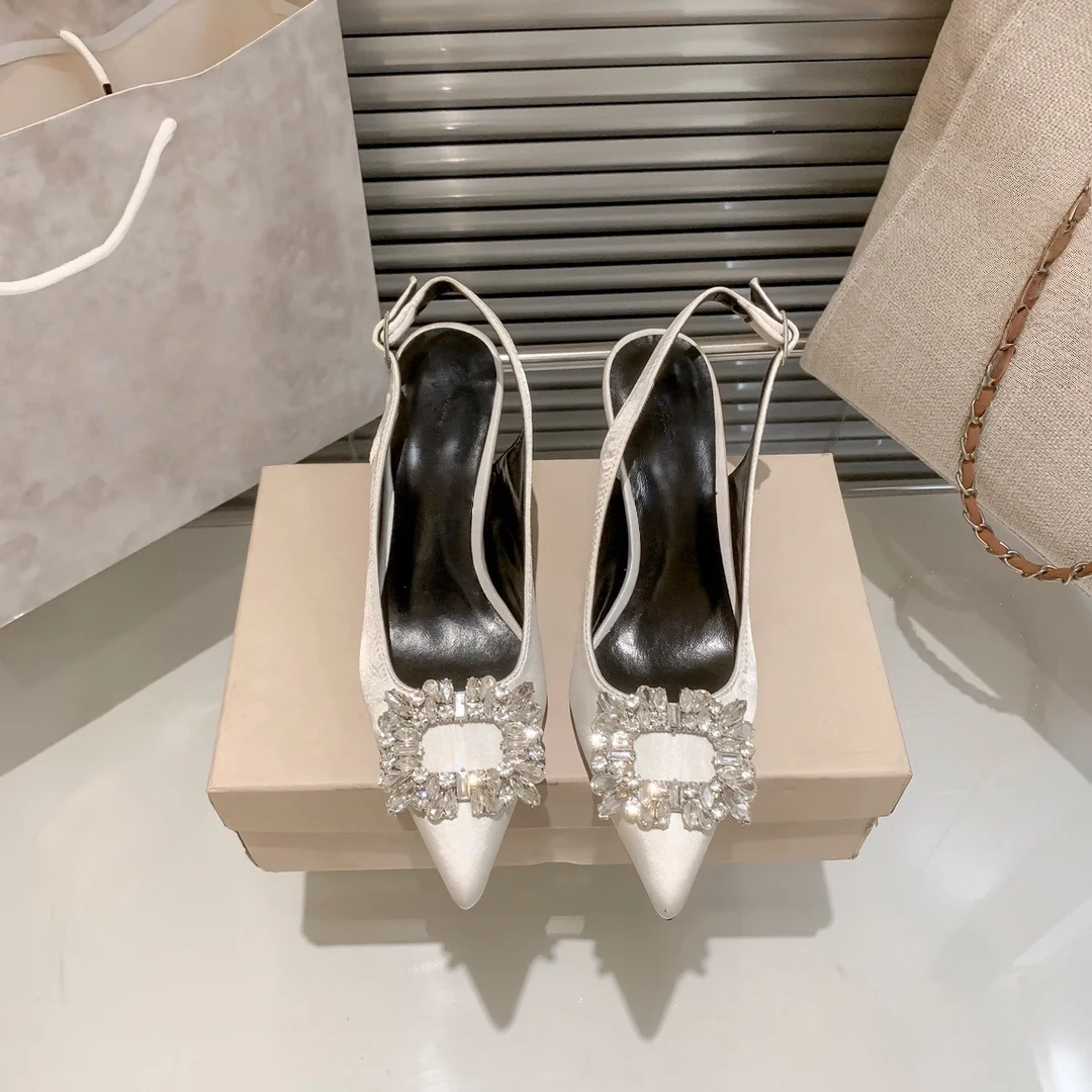 

25 новых элегантных изысканных туфель на шпильке с острым носком и бриллиантами