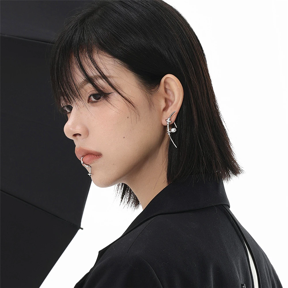 HUANZHI 2022 New Hip Hop Punk Gyro Pendant Titanium Steel No Piercing Lips Clip For Women Men Gothic Party Body Accessories