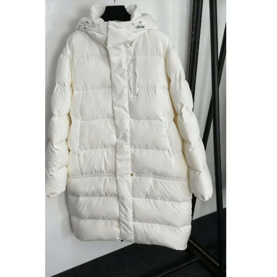 شتاء 2025 سترة جديدة مطرزة بحروف قابلة للفصل وأكمام طويلة وغطاء للرأس باللون الأبيض