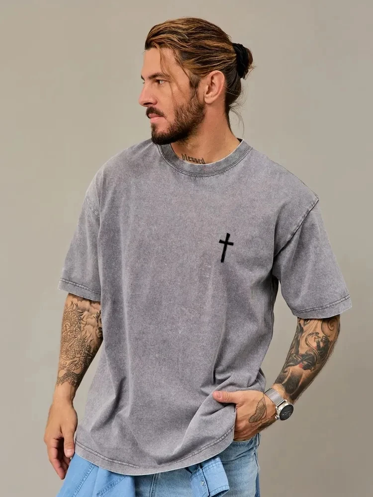 Unisexowy T-shirt oversize z bawełny z nadrukiem graficznym: NIE TO SZCZĘŚCIE, TO ZAWSZE BÓG, krótki rękaw, luźny krój, moda streetwear.