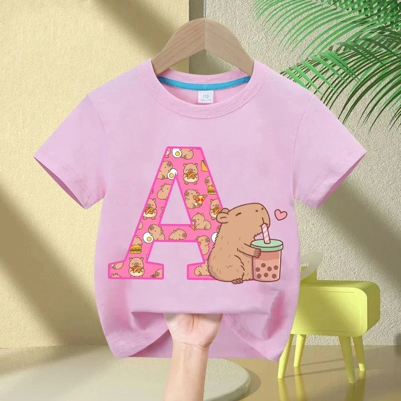 Kawaii Capybara T-shirt Filles Nouveau Anime Capibara T-shirts D'été Enfants Lettre A-Z Mignon Manches Courtes Hauts Décontractés Enfants Vêtements Cadeau