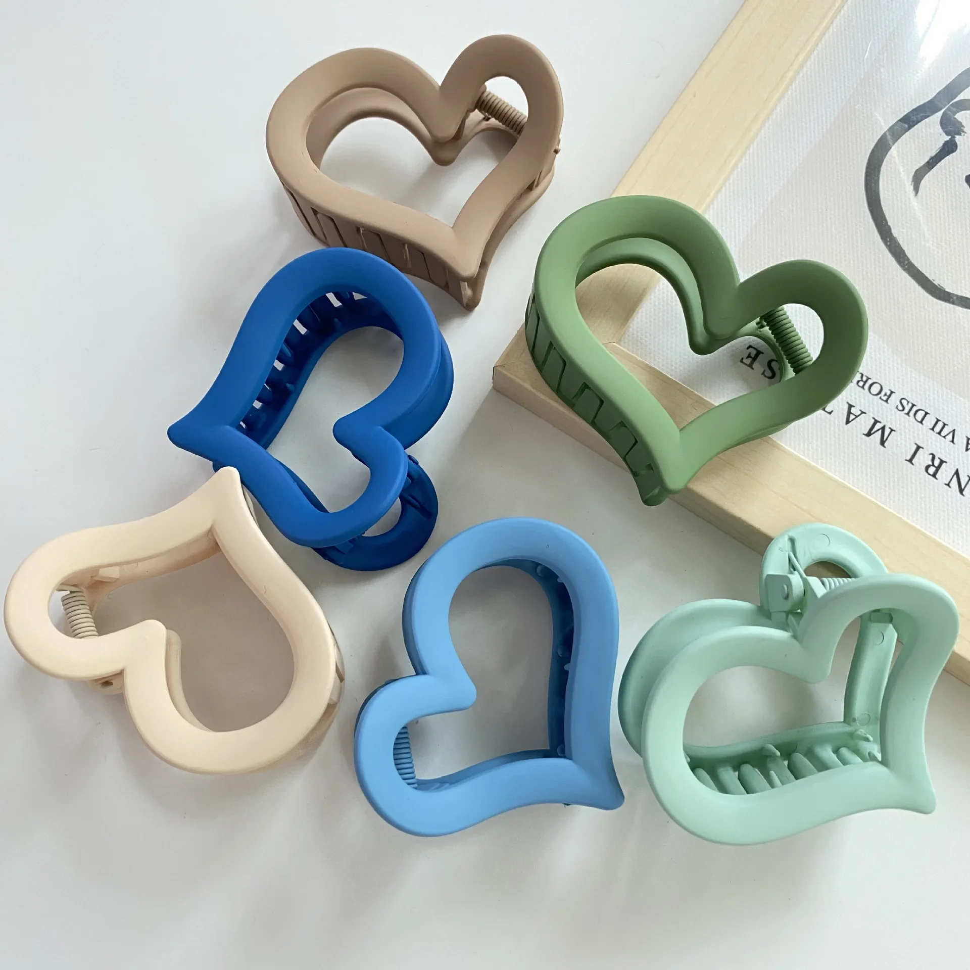 Nowe mody trąbka Retro Love Heart matowe szpilka klamra do włosów Barrettes dla kobiet dziewczyna akcesoria do włosów nakrycia głowy hurtownia — zdjęcie 2