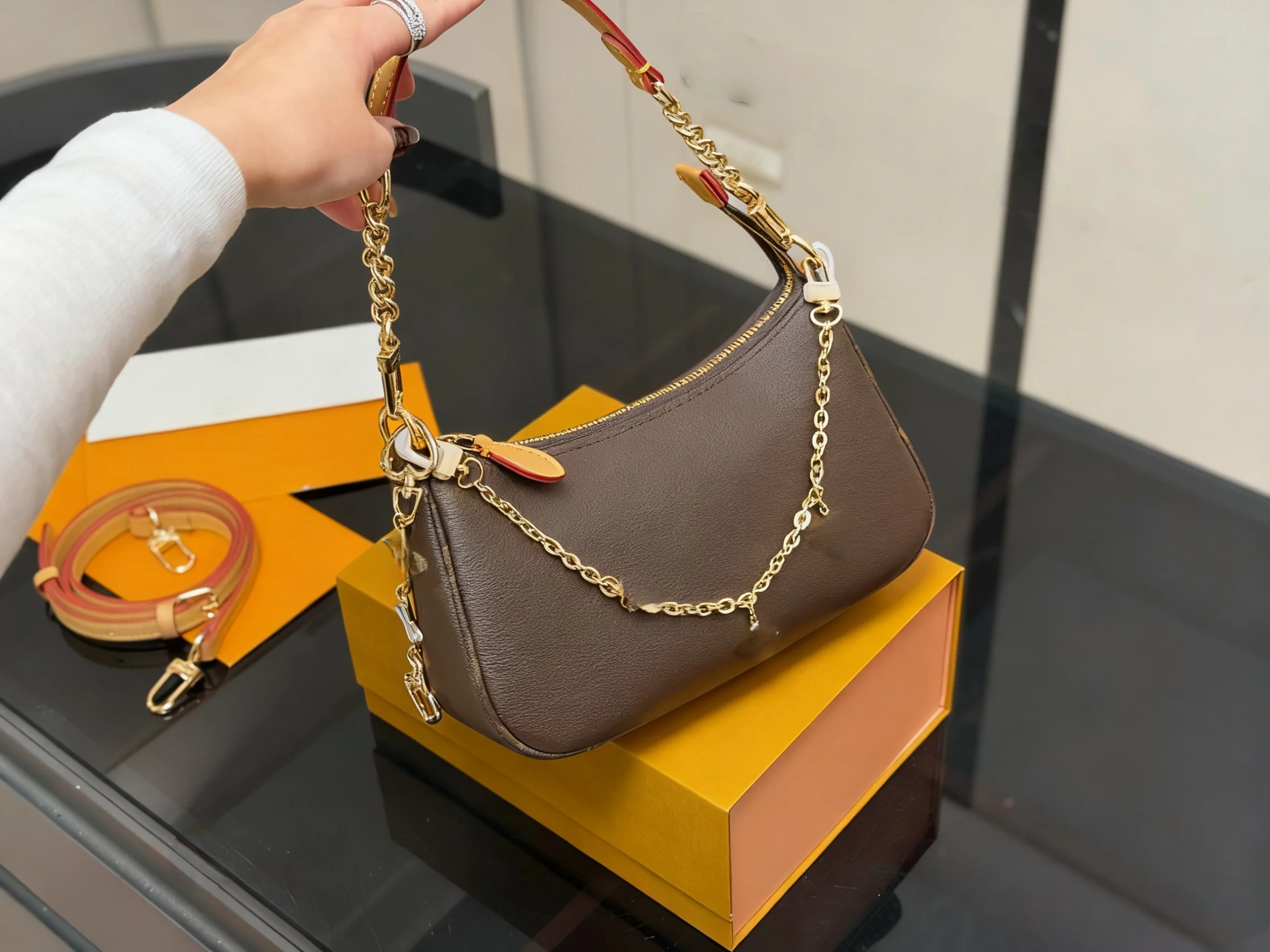 

2025 New SIZE: 24X13X7 CM Fashionable Versatile bags leather cherry Portable can be carried on the shoulder no boxes