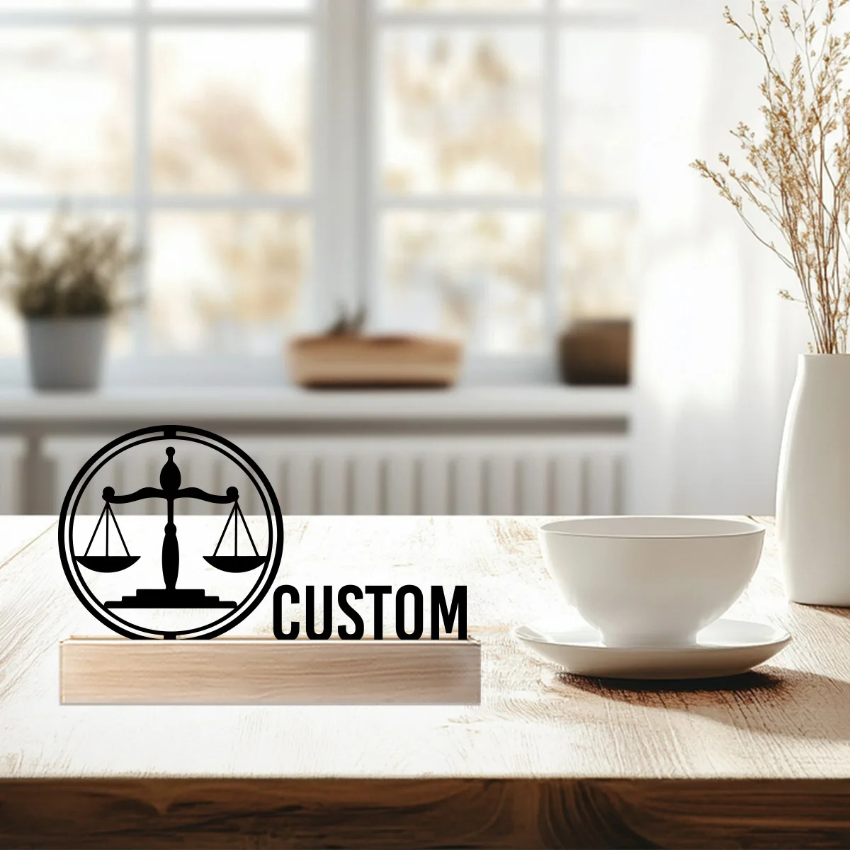 Décoration murale en métal personnalisée « Balances de la Justice » avec base en bois – Idéal pour le bureau d'avocat, cadeau parfait pour les professionnels du droit