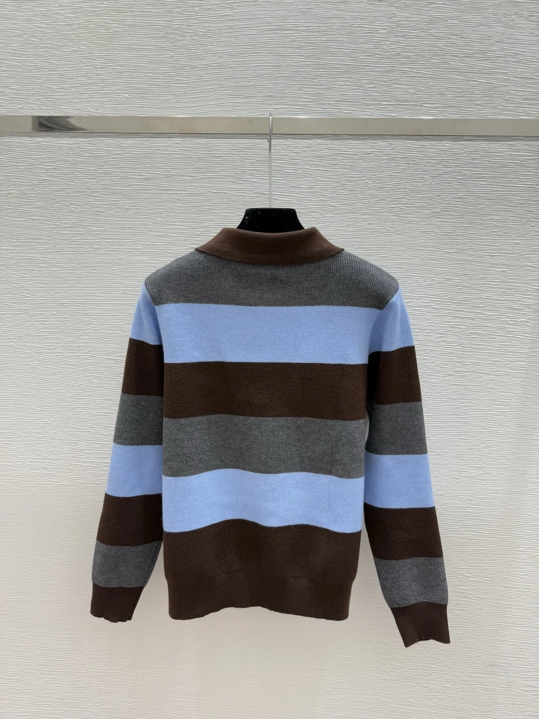 

2025 Spring / Autumn New Style Contrast Stripe Collar Knitted Long Sleeve Grey Coffee 527