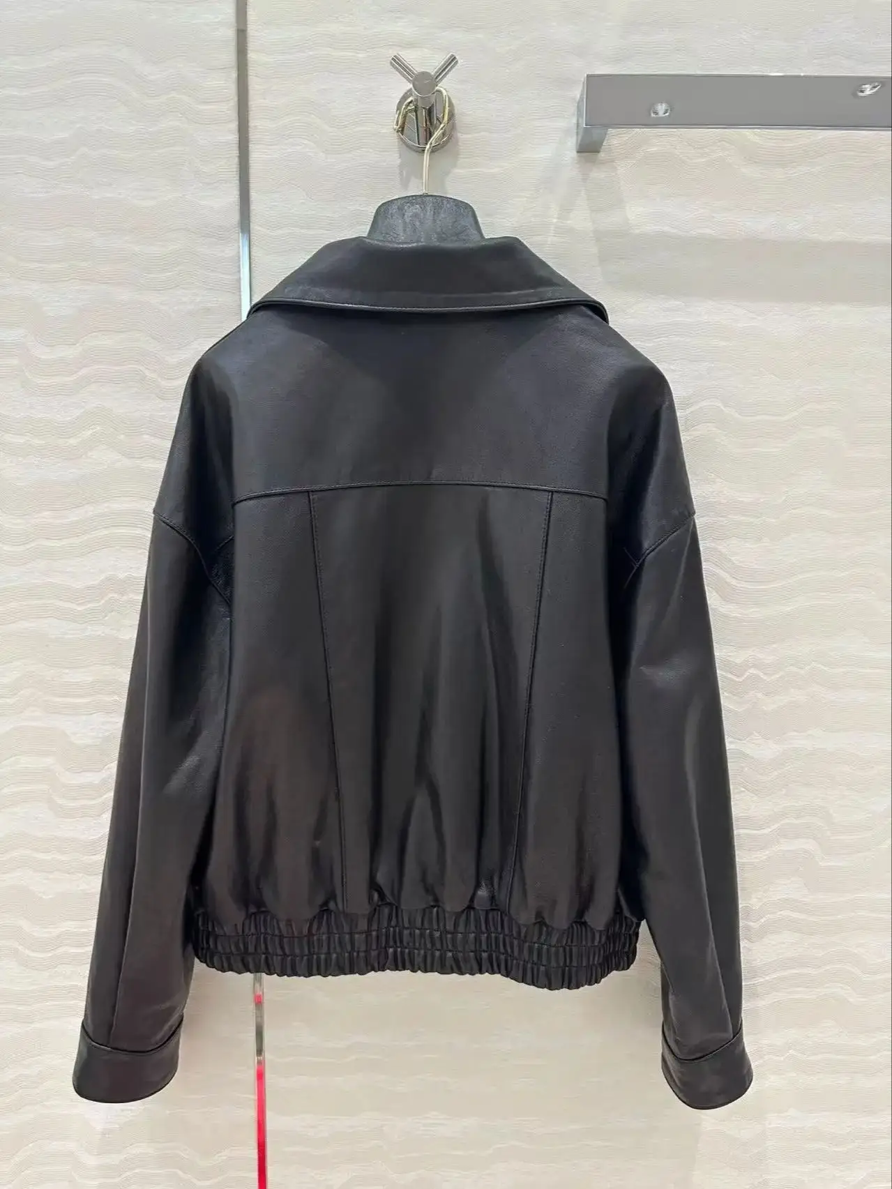 سترة جلدية أساسية ذات جيوب مزدوجة عصرية عتيقة