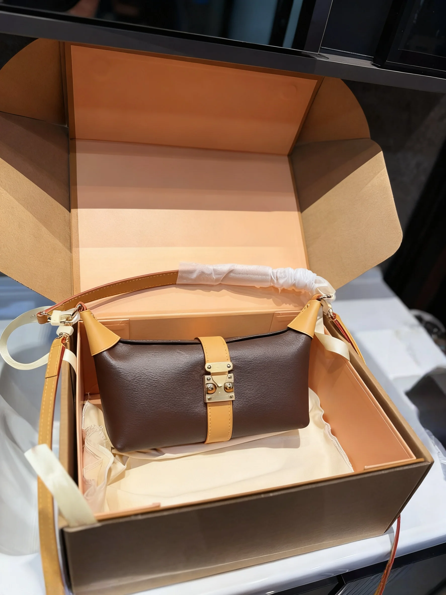 

2025 New SIZE: 22x11 CM Fashionable Versatile bags leather cherry Portable can be carried on the shoulder no boxes
