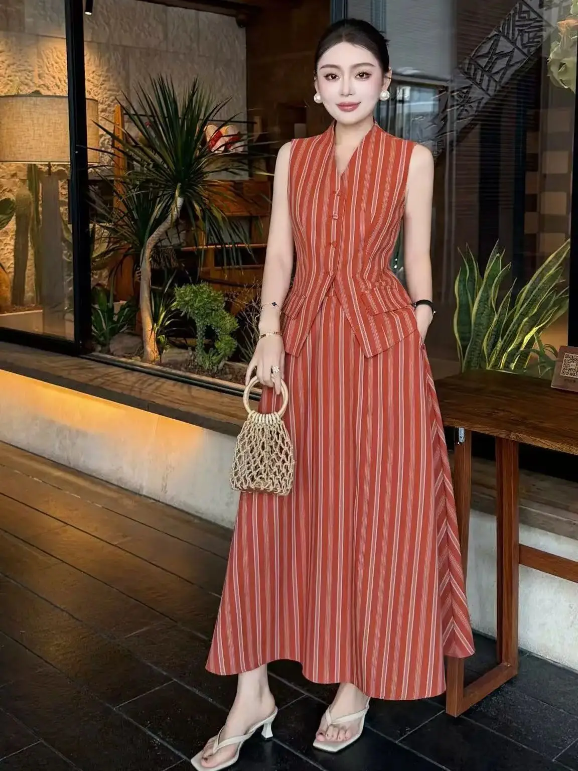 

Fashionable and versatile high-end exquisite striped vest and large skirt two-piece set