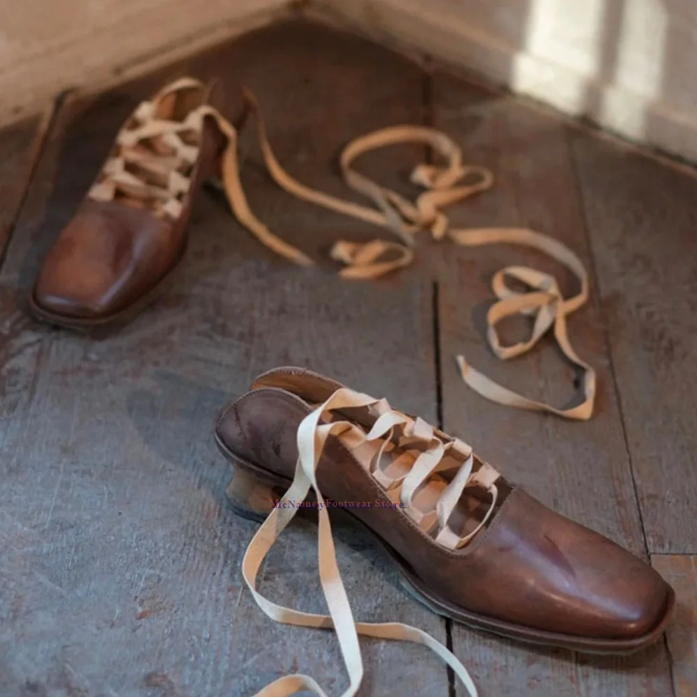 

Старые маленькие кожаные туфли с квадратной головкой, сандалии в стиле ретро на массивном каблуке, женские дизайнерские туфли с ремешками, женская обувь на высоком каблуке с неглубоким носком