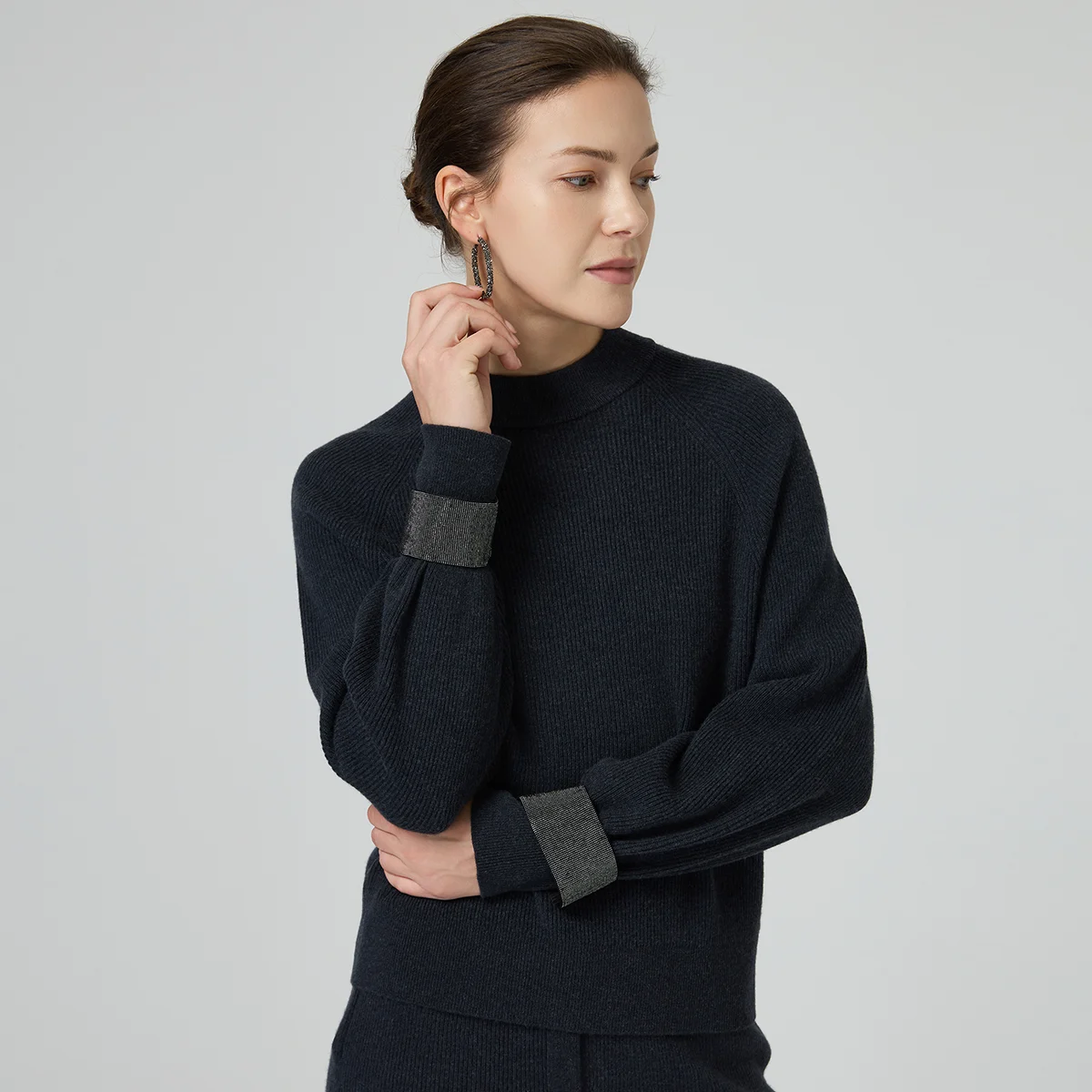 BD4521333 럭셔리 메리노 울 리브드 풀오버 100% 메리노 울 12게이지 니트 크루넥 메탈릭 엣지 마감