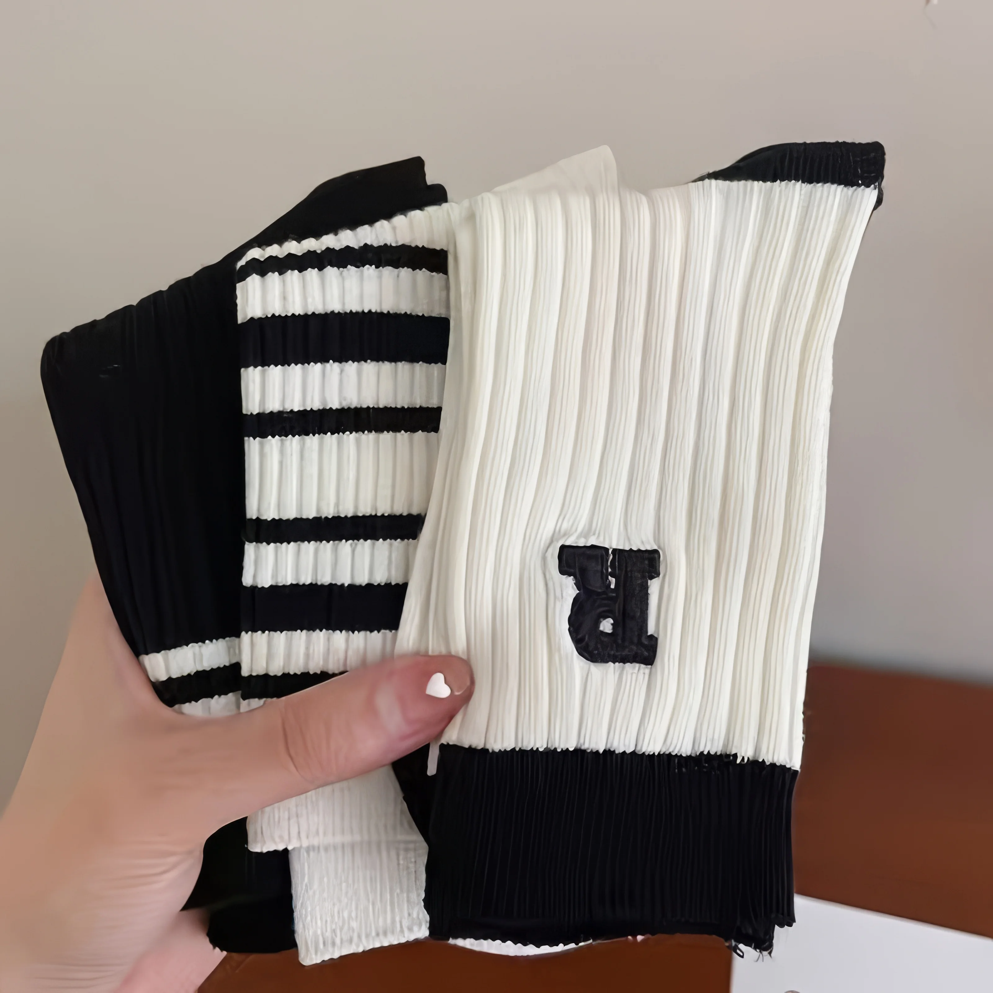 10 Pairs of Casual Mixed Color Striped Socks, Casual Sports Socks, Black and White Trendy Socks, Suitable for Outdoor Activities