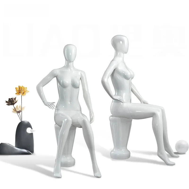 Witte full body zittende vrouwelijke mannequin, echt formaat met kruk, kleding, plastic model voor weergave - afbeelding 2