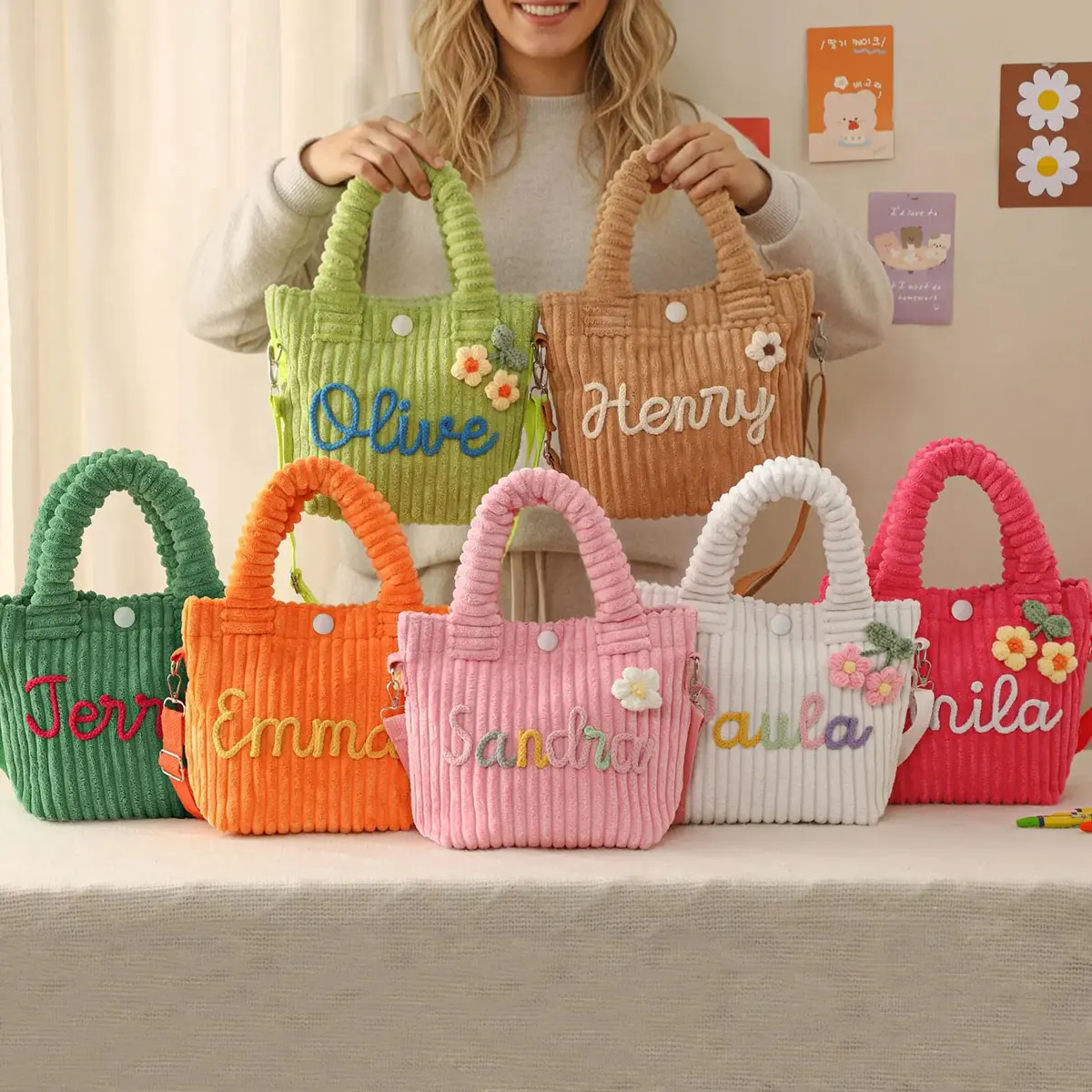 Personalisierte, handbestickte Umhängetasche mit Namen – Bonbonfarbene Cord-Bucket-Bag für den Alltag – Detail 1
