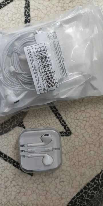 Volume Control Headphones with Microphone for Android, Samsung, iPhone and iPad, Lightweight Wired Earphones with 3.5mm Jack photo review