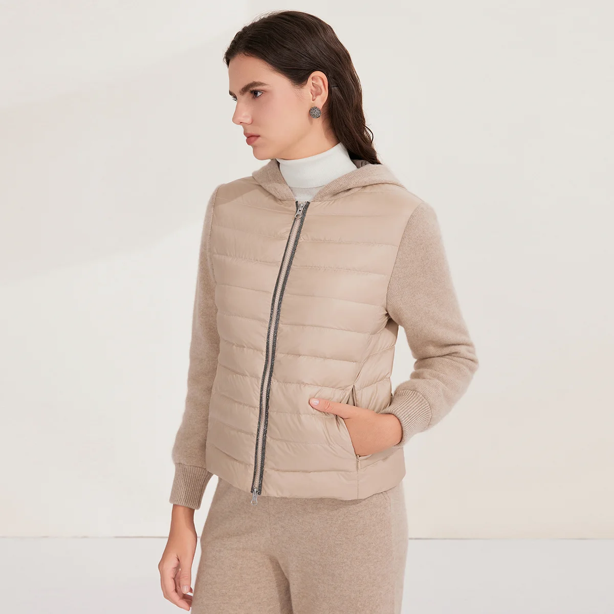 BY3521220 Luxuriöse Gänsedaunenjacke für Damen, leichter Puffermantel mit Kapuze und 100 % Kaschmir-Strickärmeln