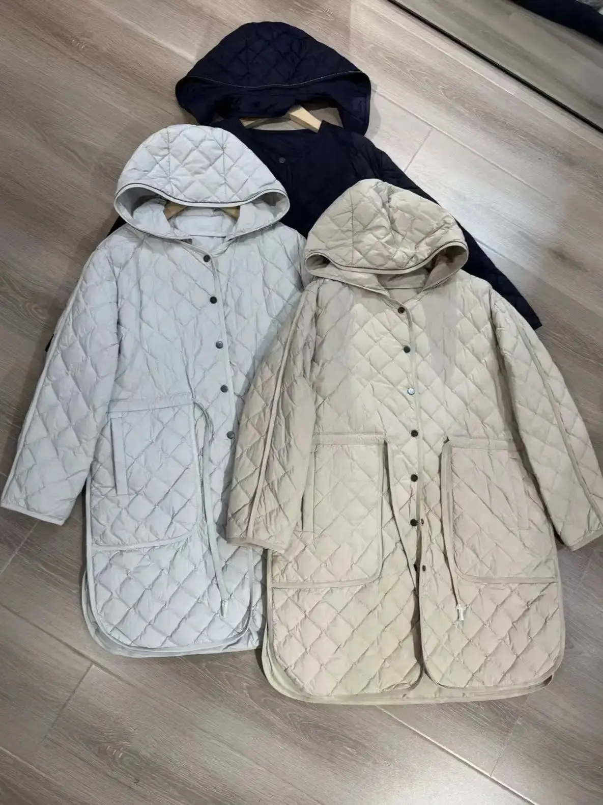 

Autumn lightweight diamond quilted long hooded down jacket