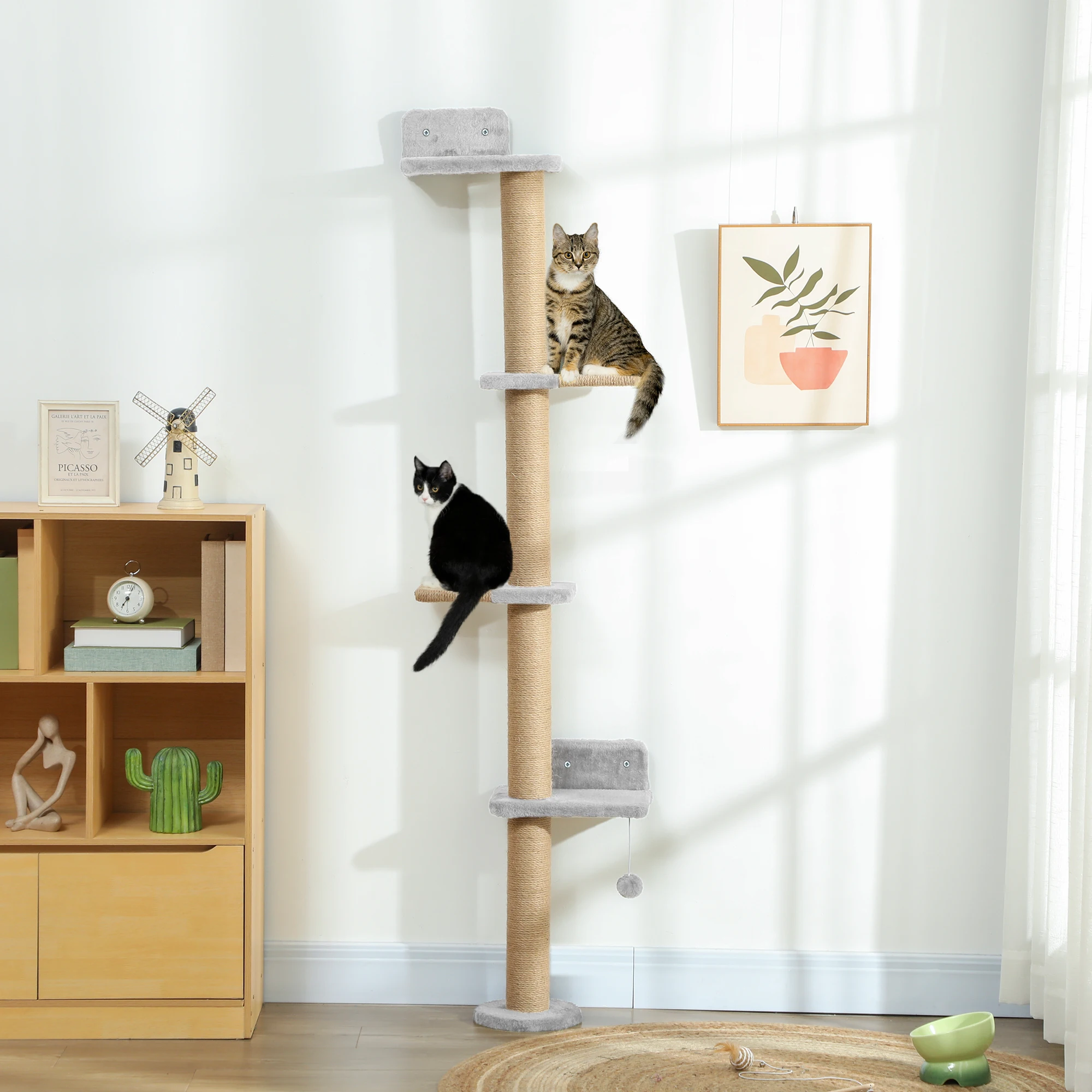 Structure d'escalade pour chat / Tour pour chat avec poteaux à gratter en sisal et balles interactives. Ce centre d'activités pour chat gris clair
