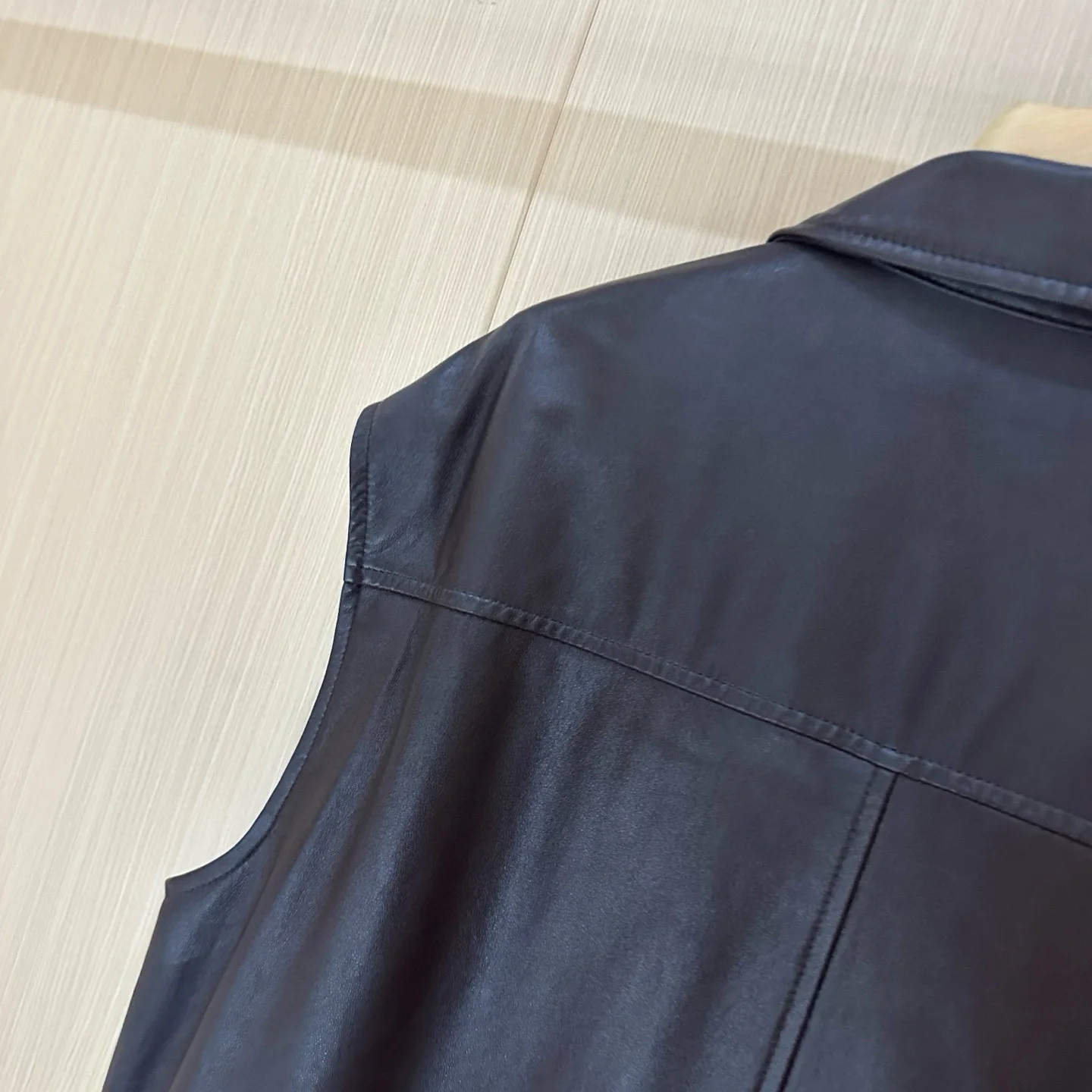 سترة خريفية غير رسمية للنساء من الجلد الفضفاض بدون أكمام