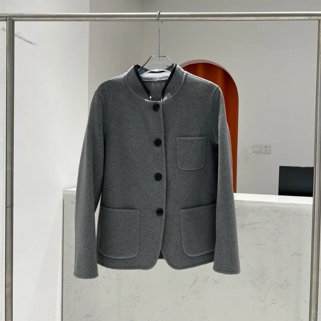 Elegant jacket with a stand-up collar and patch pockets