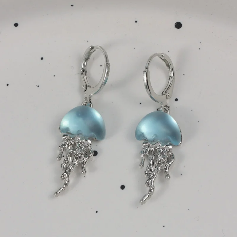 Pendientes de medusa azul, bonitos, frescos y dulces, con un diseño pequeño y elegante de alta calidad, ideales para que las niñas los usen.