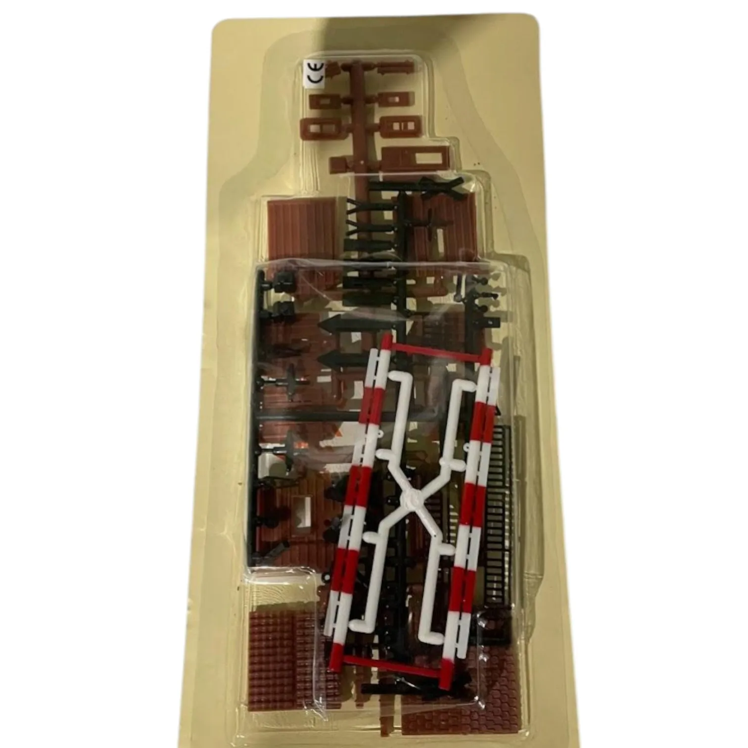Salvat, Passage à niveau avec barrières, Pièces de train électrique pour modélisme ferroviaire, Échelle 1:87 Ho, Plastique, Collection International Book Club, Sans livret ni feuille, Emballage blister neuf et original