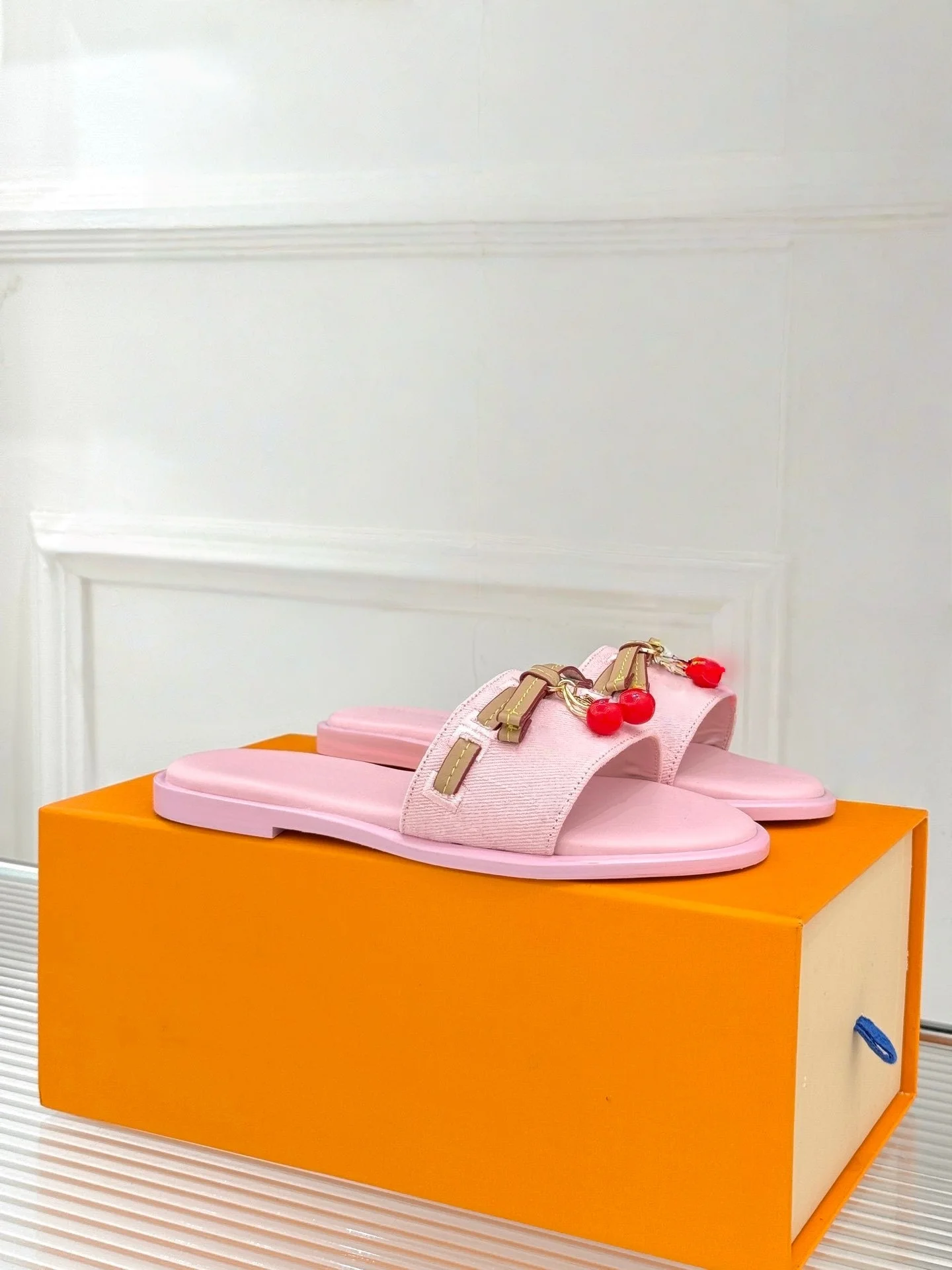 

Новинка 2025 года, модные универсальные весенне-летние тапочки, однотонная кожаная джинсовая хлопковая обувь Cherry