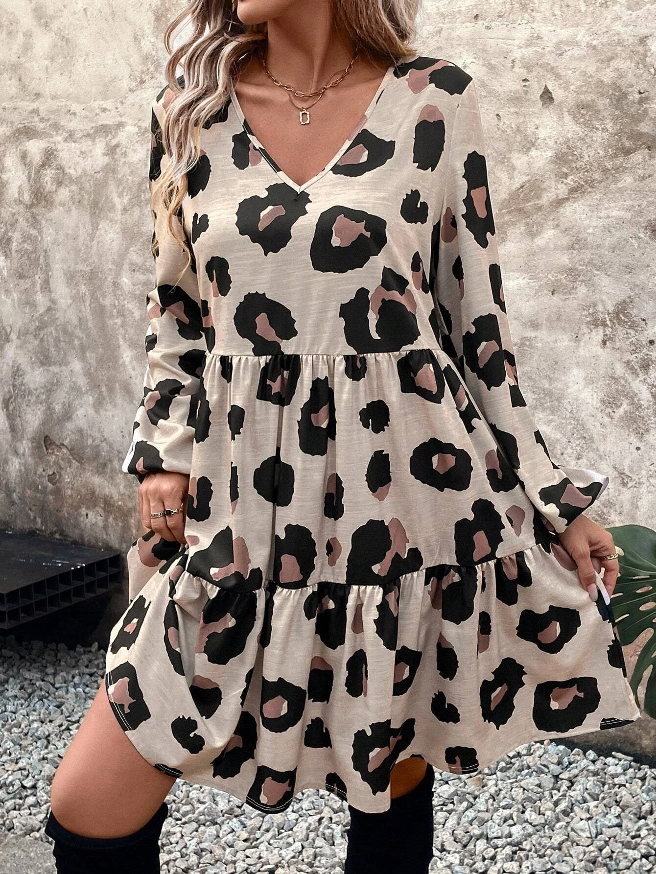 Sukienka damska z dekoltem w kształcie litery V, z długim rękawem i wzorem w panterkę, dopasowany krój, styl casual, idealna do pracy i na co dzień, perfekcyjna na jesień i zimę.