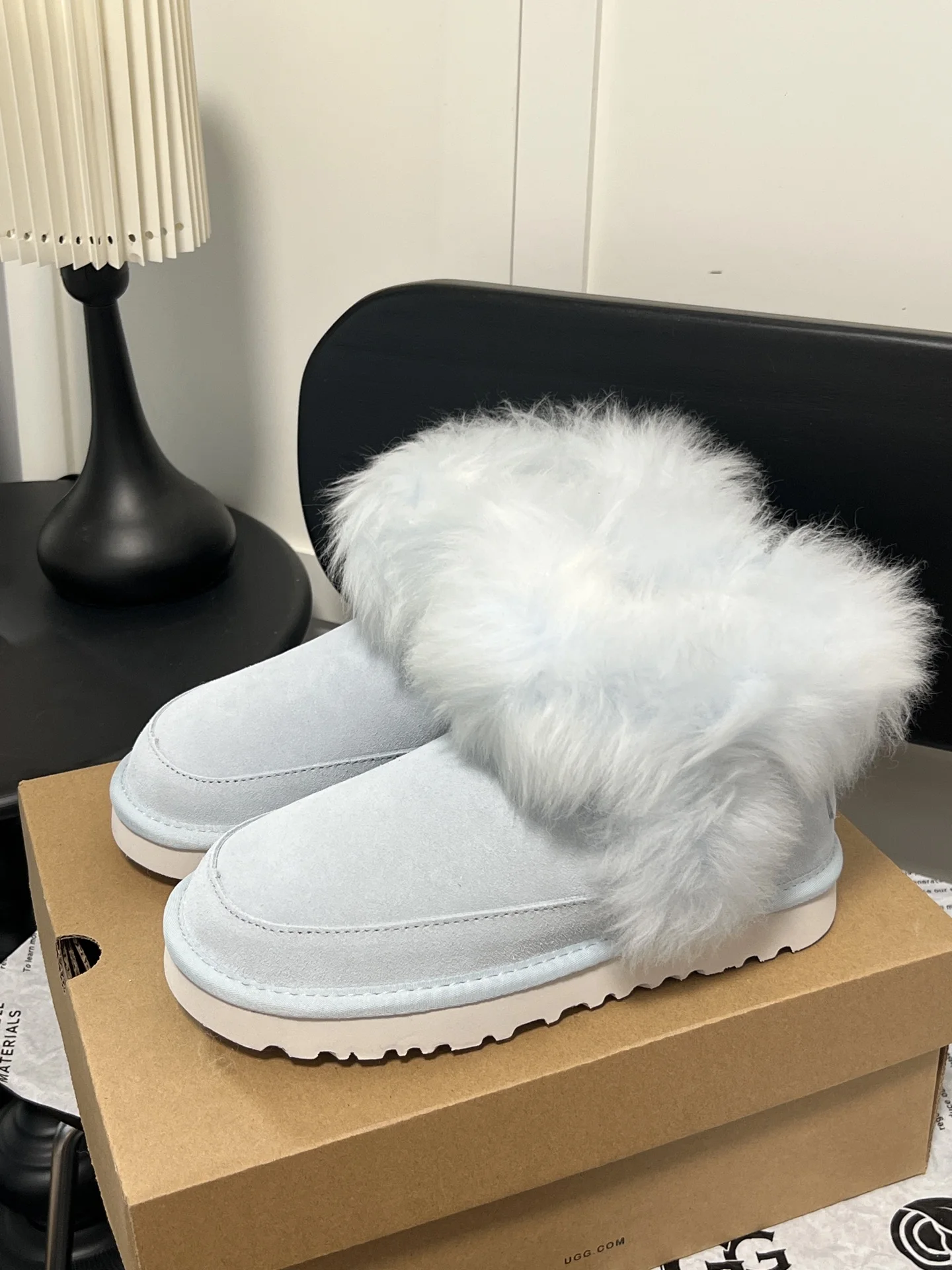 

New women's warm boots for the autumn and winter of 2025, Christmas gifts, mid-to-high-end, furry shoes for keeping warm