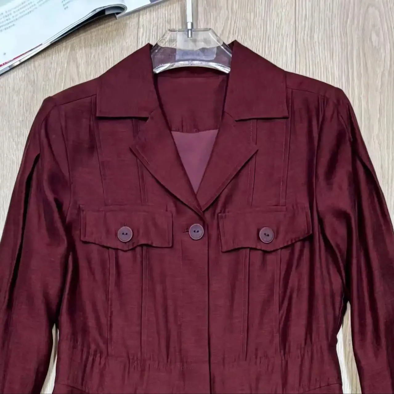 ชุดเดรสสไตล์เสื้อเชิ้ตที่หรูหราพร้อมแขนยาวและดีไซน์กระเป๋า