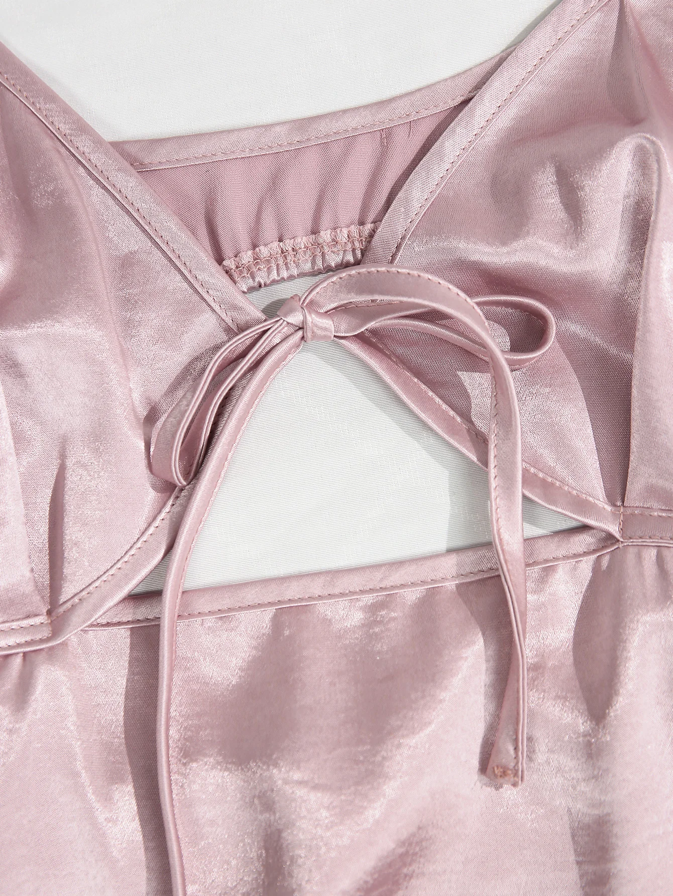 핑크 새틴 스파게티 스트랩 컷아웃 슬림핏 맥시 드레스, 우아한 핑크 새틴 텍스처드 스킨 베어링 맥시 드레스