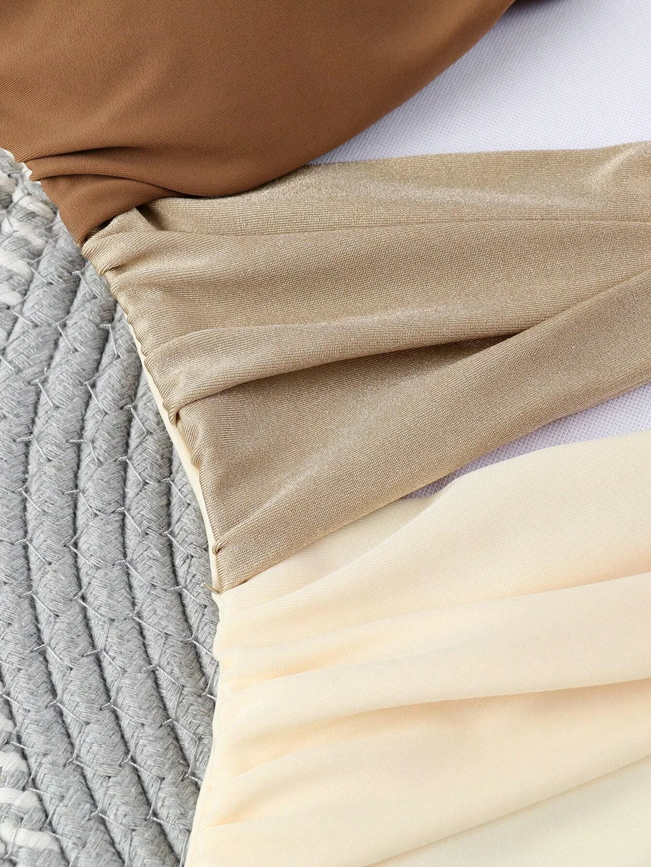 بدلة سباحة عصرية من قطعة واحدة بفتحة كتلة الألوان: جلد مكشوف مثير، ديكور بإبزيم معدني، عرض نمط الشاطئ الطليعي