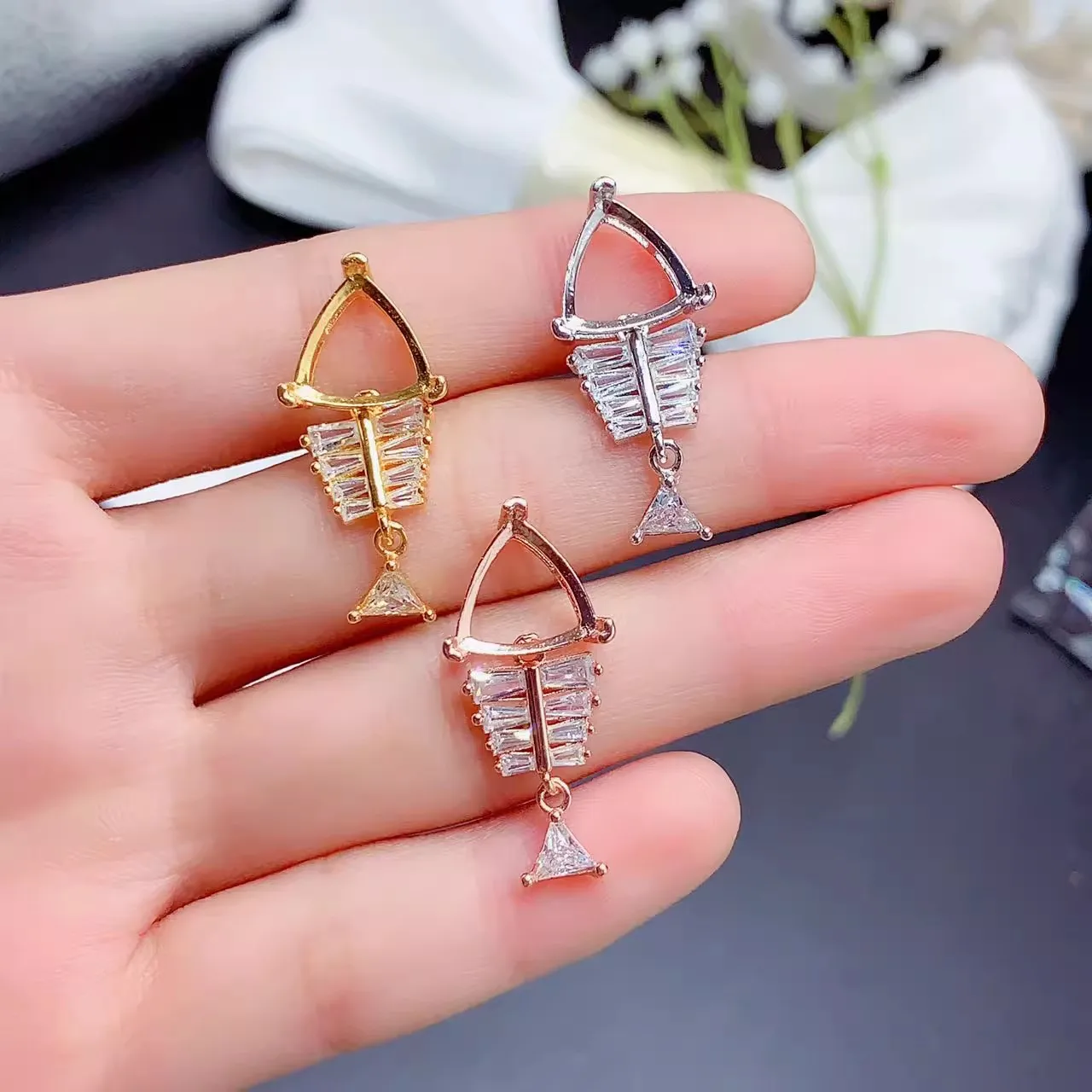 

Jiaotou Fish S925 Silver Pendant with Empty Support Triangle 10 * 10mm Silver Support Plated with White Gold Rose Gold for Women