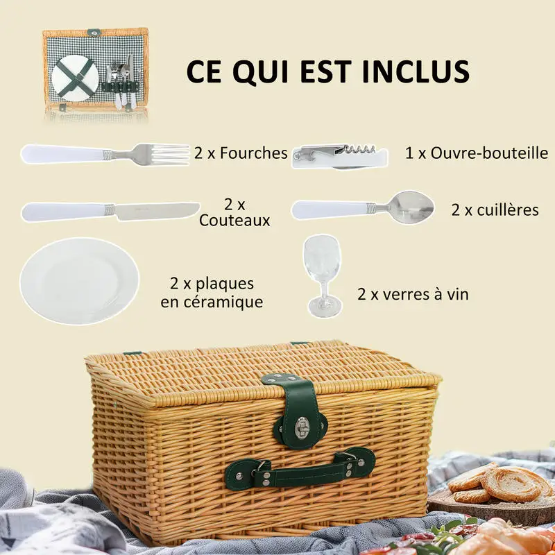 Un panier pique-nique complet. Panier pour 2 personnes, avec compartiments isolés - un panier en osier. Panier avec couverts, assiettes, verres et boîte